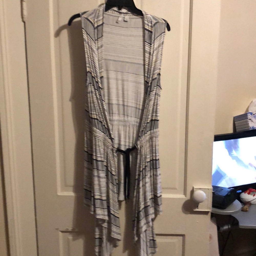 Cute Cato vest with asymmetrical hemline